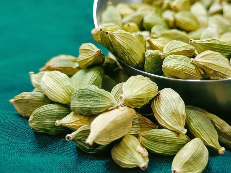 Além de seus possíveis benefícios metabólicos, o cardamomo também possui propriedades antioxidantes. Isso significa que ele pode ajudar a proteger o corpo contra os danos oxidativos causados pelos radicais livres, que são conhecidos por contribuir para o ganho de peso e problemas de saúde relacionados à obesidade.