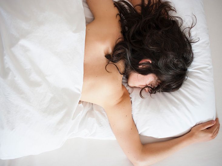 8 razões inesperadas pelas quais é bom para as mulheres dormirem sem roupa