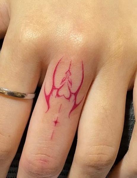 Um dos motivos pelos quais as tatuagens nos dedos ganharam tanta popularidade é sua versatilidade. Devido ao seu tamanho pequeno, elas podem ser colocadas em várias partes do dedo, como na lateral, na parte superior ou até mesmo na área da cutícula. Isso permite criatividade e experimentação infinitas, tornando cada tatuagem de dedo exclusiva para seu proprietário.