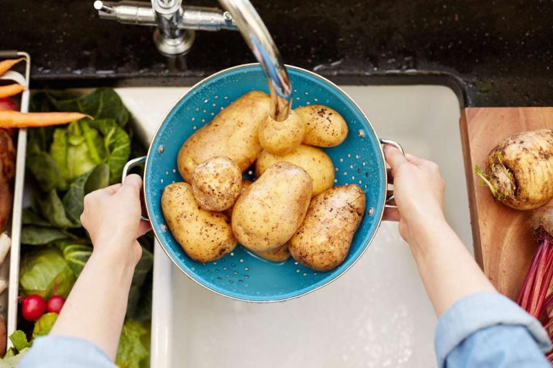 Uma categoria de alimentos que sempre deve ser lavada antes do consumo inclui frutas e vegetais com casca comestível, como maçãs, uvas e pepinos. As cascas dessas frutas e vegetais podem abrigar contaminantes como pesticidas, sujeira e bactérias, que podem ser prejudiciais se ingeridos. Portanto, é fundamental lavá-las em água corrente e esfregar suavemente com uma escova, se necessário, para remover quaisquer riscos potenciais.