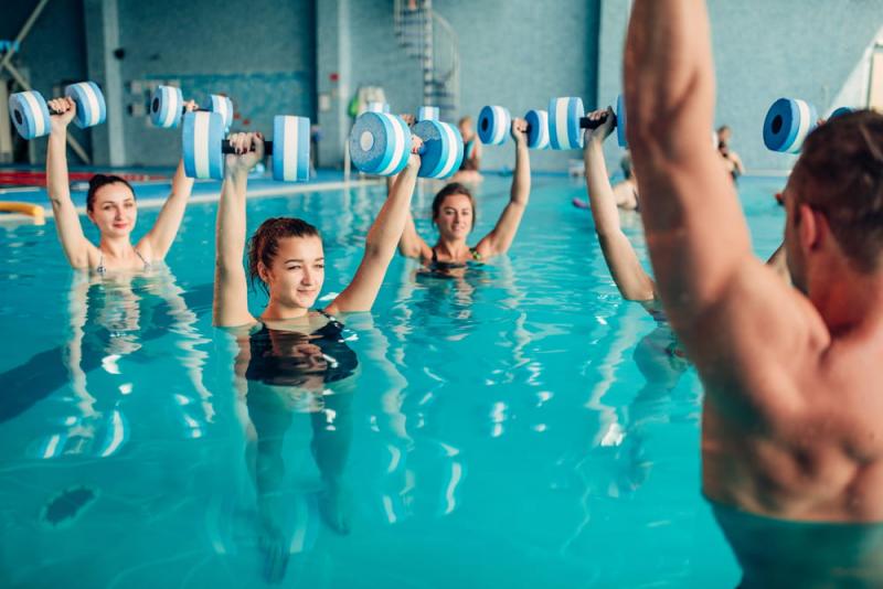 A combinação de natação e aulas de ginástica pode oferecer uma rotina de condicionamento físico completa. Alternando entre os dois, você pode desafiar seu corpo de maneiras diferentes e evitar a monotonia do exercício. Por exemplo, você pode nadar em um dia para trabalhar a força e o condicionamento cardiovascular e, no dia seguinte, participar de uma aula de treinamento para se concentrar na força, agilidade e coordenação.