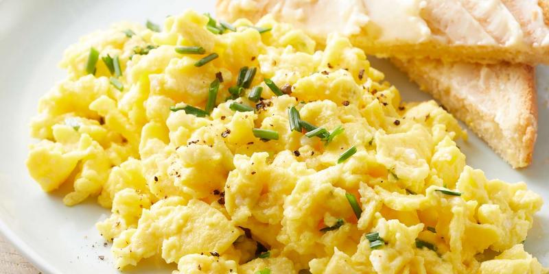 Ovos mexidos são um prato delicioso e versátil que pode ser apreciado no café da manhã, almoço ou jantar. Mas você sabia que eles também podem ajudá-lo a perder peso? De acordo com os nutricionistas, os ovos mexidos podem ser uma parte fundamental de uma dieta equilibrada que promove a perda de peso.