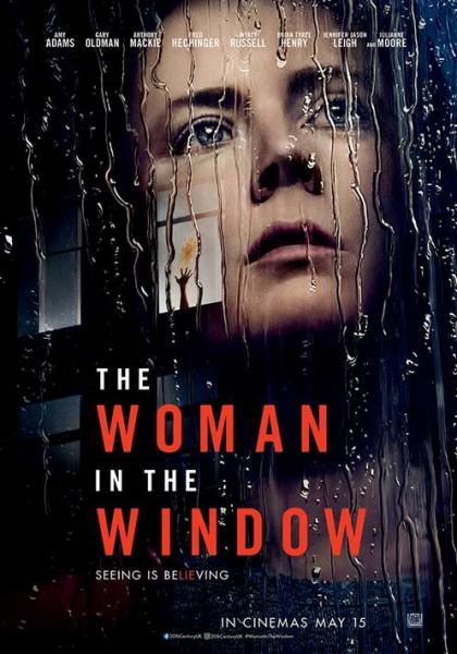 Nesse romance emocionante, escrito por A. J. Finn, somos apresentados a Anna Fox, uma mulher agorafóbica que passa os dias presa em sua casa na cidade de Nova York. A única conexão de Anna com o mundo exterior é por meio da lente de sua câmera, que ela usa para observar seus vizinhos e as ruas movimentadas da cidade.