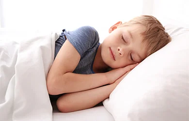 A criança não dorme bem durante o dia: o que fazer