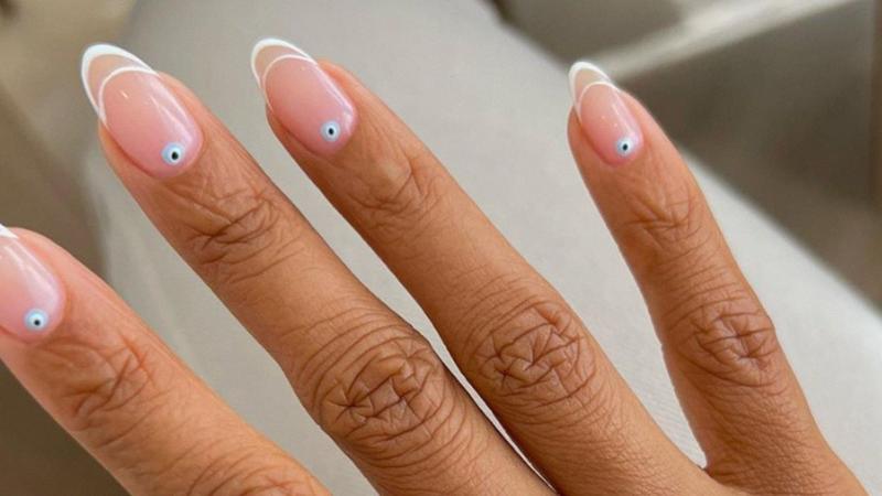 Belo formato de unha com uma manicure