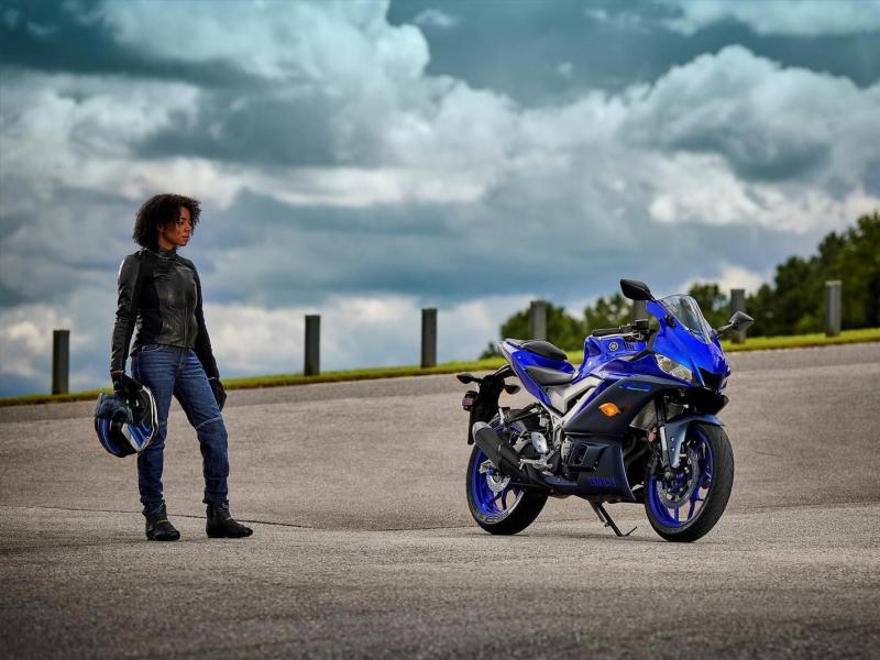 A Strong Woman, or the Story of a Motorcycle Racer (Uma mulher forte ou a história de uma piloto de motocicleta)