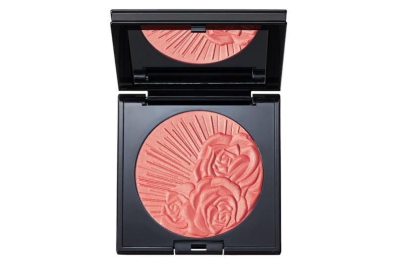 O próximo é o undefinedNYX High Definition Blush . Esse blush é conhecido por sua fórmula altamente pigmentada, o que significa que você só precisa de uma pequena quantidade para obter um toque vibrante de cor. Ele também tem uma textura suave e sedosa que se mistura sem esforço à pele, criando um brilho de aparência natural. Com uma grande variedade de tons para escolher, você certamente encontrará a combinação perfeita para o seu tom de pele.