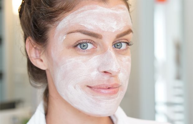 Uma de nossas principais escolhas é a undefinedHydrating Honey Mask . Essa máscara é feita com mel puro, que é conhecido por suas propriedades hidratantes e calmantes. O mel ajuda a reter a umidade e fornece uma barreira protetora contra os agressores ambientais. Ele também contém antioxidantes que ajudam a reparar e rejuvenescer a pele seca. Para usar, basta aplicar uma camada fina da máscara na pele limpa e seca e deixá-la agir por 10 a 15 minutos. Enxágue com água morna e siga com sua rotina regular de cuidados com a pele.