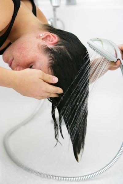 Por que você não deve lavar o cabelo com água fria