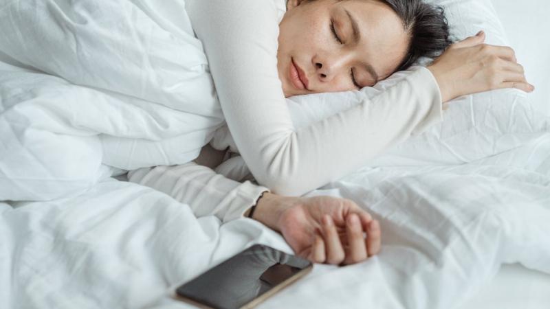 Quando carregamos nossos telefones ao lado de nossas camas, estamos criando uma tentação constante de usá-los, mesmo quando deveríamos estar dormindo. A luz azul emitida pelas telas pode perturbar nossos padrões naturais de sono, dificultando o adormecimento e a permanência no sono. Isso pode levar à falta de qualidade do sono, o que tem sido associado a vários problemas de saúde, inclusive ganho de peso e obesidade.