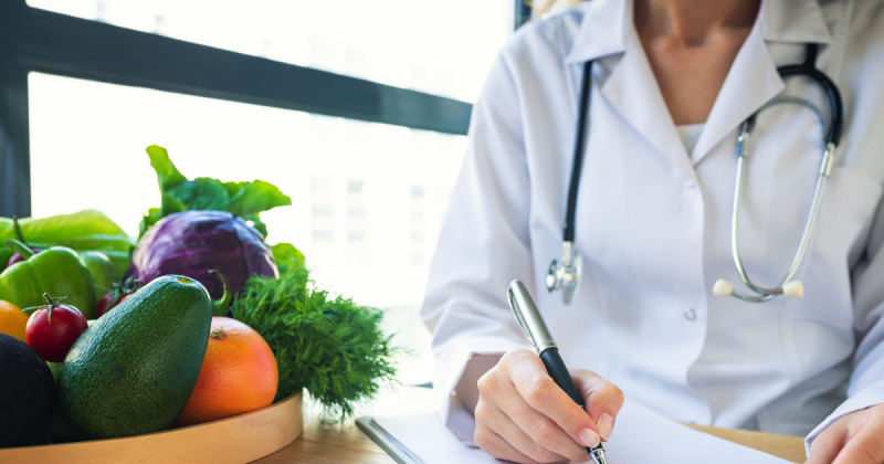 undefinedUm médico especialista em dependência química entende a complexa relação entre álcool e comida, reconhecendo que o aperitivo certo pode não apenas aprimorar sua experiência geral com a bebida, mas também ajudar a atenuar alguns dos efeitos negativos do álcool. Desde estimular as papilas gustativas e complementar os sabores da bebida escolhida até retardar a absorção do álcool e fornecer nutrientes essenciais, o aperitivo certo pode desempenhar um papel significativo no seu prazer e bem-estar geral.