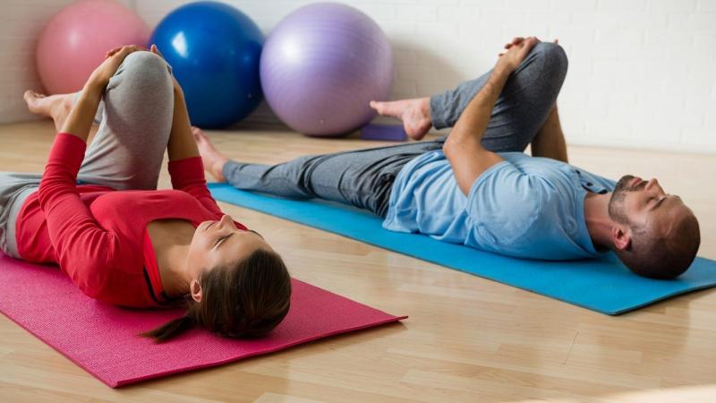 Embora existam várias opções de tratamento disponíveis, incluindo medicamentos e fisioterapia, a incorporação de exercícios específicos pode ser uma maneira eficaz e natural de aliviar a dor nas costas. Esses exercícios têm como alvo os músculos das costas, fortalecem o núcleo e melhoram a flexibilidade, o que pode contribuir para reduzir a dor e melhorar a saúde geral das costas.
