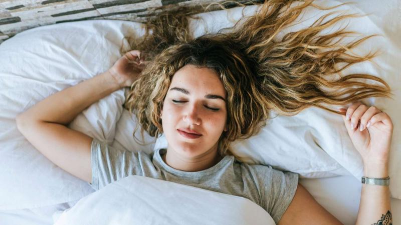 Por que dormir de barriga para cima é uma má ideia