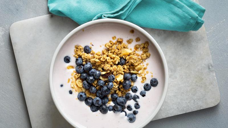 Café da manhã: pudim de frutas vermelhas com sementes de chia