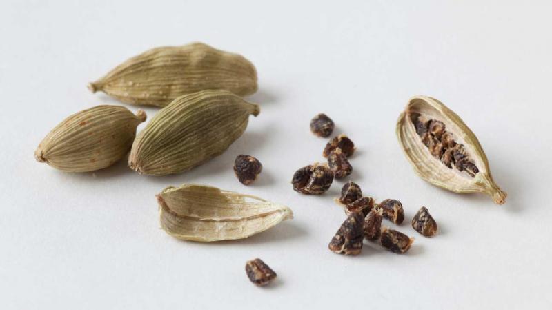 É importante observar que, embora o cardamomo possa ajudar na perda de peso, ele deve ser incorporado como parte de uma dieta equilibrada e de um estilo de vida saudável. Aconselha-se consultar um profissional de saúde ou um nutricionista registrado antes de fazer qualquer mudança significativa na dieta ou na rotina de exercícios.