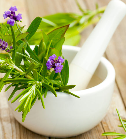 undefined2. Lavanda: A lavanda é uma bela planta com flores que é amplamente usada por seus efeitos relaxantes e calmantes. Seu óleo essencial é frequentemente usado na aromaterapia para reduzir o estresse e promover um sono melhor.