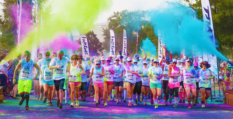 Uma maratona colorida é um toque único na maratona tradicional, em que os participantes são mergulhados em pós de cores diferentes a cada quilômetro. À medida que você avança no percurso, os voluntários o regam com pós de vários tons, criando uma experiência visualmente impressionante e estimulante. É uma celebração do condicionamento físico, da alegria e da autoexpressão!