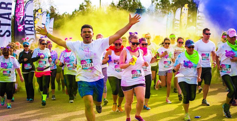 A melhor parte de uma maratona colorida é que ela é adequada para participantes de todos os níveis de condicionamento físico. Não importa se você é um corredor experiente ou um novato, esse evento foi projetado para unir as pessoas, inspirar o condicionamento físico e promover um senso de comunidade. Você pode correr, caminhar ou até mesmo dançar até a linha de chegada - a escolha é sua!