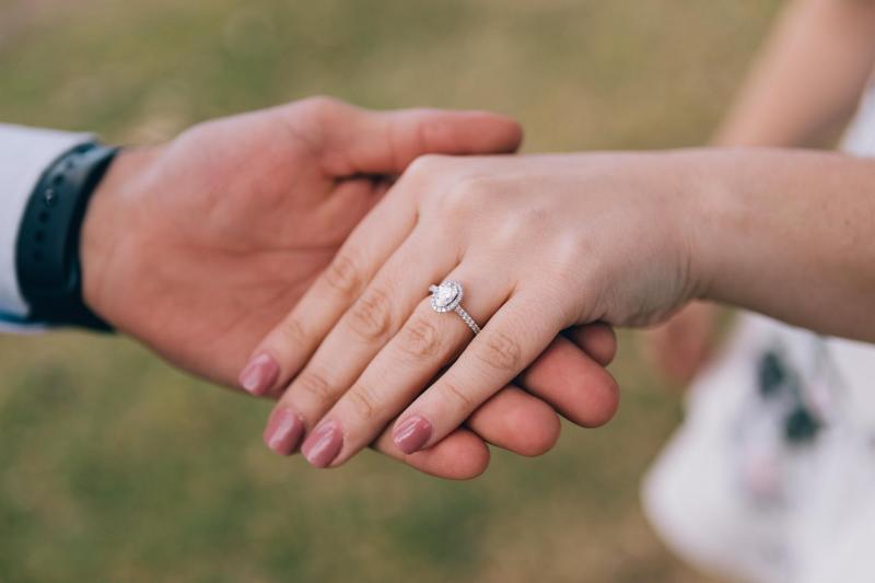 Essas quatro histórias da vida real nos lembram que, quando se trata de pedidos de casamento, a criatividade e a consideração podem elevar um momento já especial a novos patamares. Quer seja um gesto grandioso ou um momento pequeno e íntimo, o mais importante é que ele venha do coração.