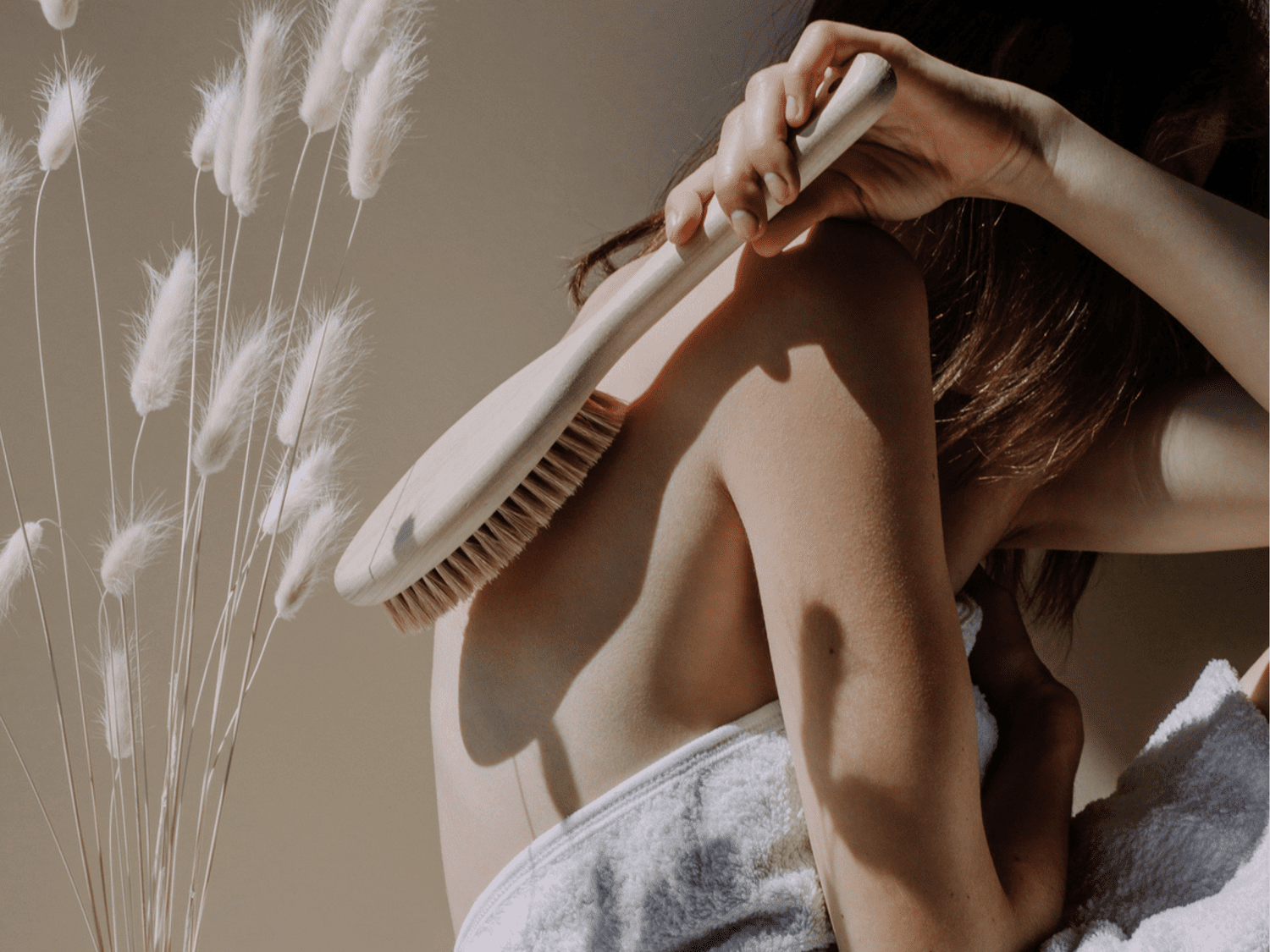 Body in business: como fazer a massagem com escova seca corretamente (e o que a torna tão boa em geral)