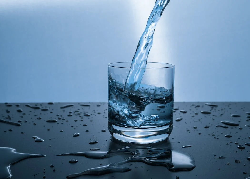 Você pode beber água para comer menos?