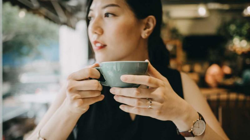 undefinedUma das principais vantagens do café para as mulheres é seu impacto na saúde mental. O consumo regular de café tem sido associado a um risco reduzido de desenvolver depressão e ansiedade. A cafeína estimula a produção de dopamina e serotonina, neurotransmissores responsáveis pela regulação do humor e pela promoção de sensações de felicidade e bem-estar. Além disso, o café contém antioxidantes que ajudam a proteger as células cerebrais contra danos e reduzem o risco de declínio cognitivo.