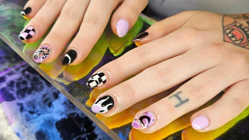 Mas o Lisa.ru é mais do que apenas uma fonte de inspiração. Eles também oferecem uma ampla seleção de produtos de nail art de alta qualidade, desde esmaltes em todos os tons imagináveis até pincéis, adesivos e ferramentas. Com as recomendações deles, você pode ter certeza de que está usando os melhores produtos para obter uma manicure com aparência profissional.