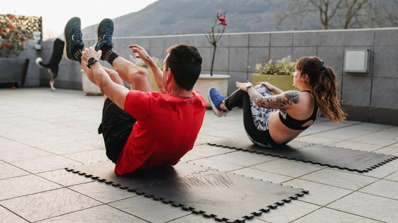 Exercícios eficazes para uma barriga chapada: treinamento de um especialista em fitness