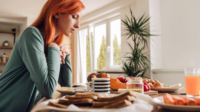 Quando você está se sentindo estressado, recorrer à comida reconfortante pode parecer a solução mais fácil. No entanto, os alimentos ricos em açúcar e gorduras não saudáveis podem, na verdade, piorar seu humor a longo prazo. Em vez disso, tente incorporar à sua dieta alguns alimentos que combatem o estresse e que podem fornecer os nutrientes de que seu corpo precisa para combater o estresse.