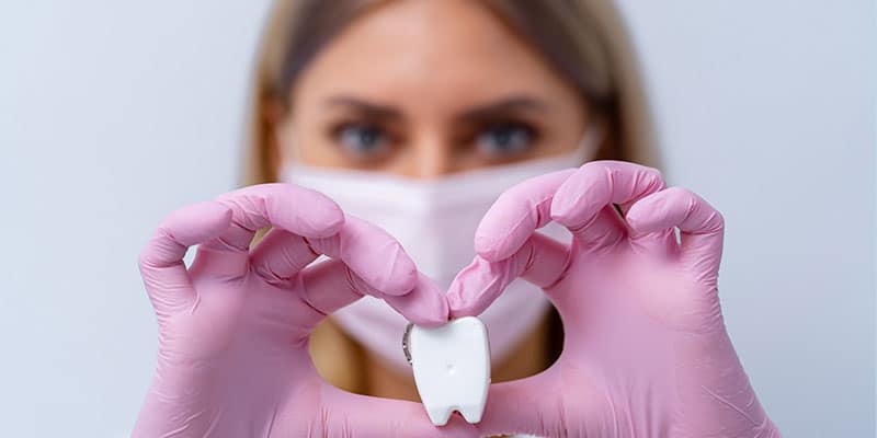 É bem sabido que manter uma boa higiene bucal é importante para a saúde geral. Entretanto, muitas pessoas não sabem da relação entre a saúde bucal e a saúde do coração. Pesquisas recentes mostraram que dentes ruins podem ter um impacto significativo na saúde do coração.