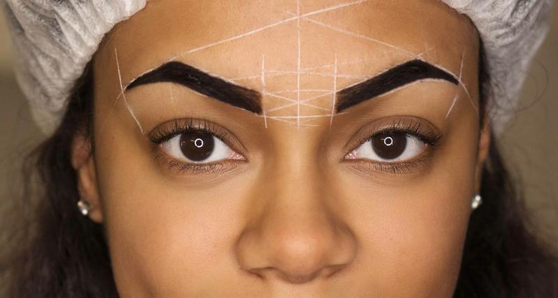 Maquiagem de sobrancelha por necessidade: microblading, tintura de henna ou tatuagem?