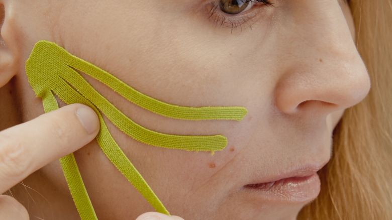 Taping facial: uma maneira moderna de se livrar das rugas