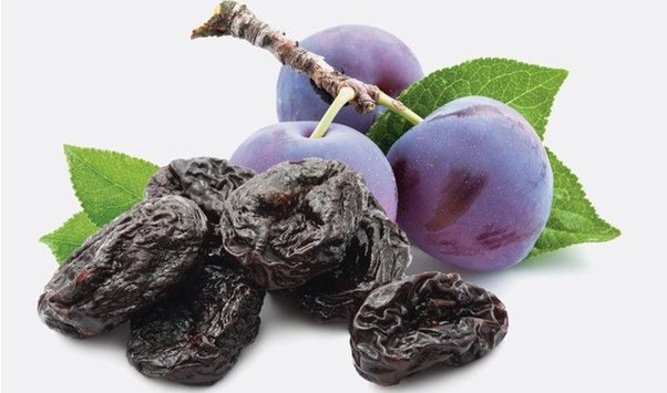 Além disso, estudos demonstraram que as ameixas secas não apenas auxiliam na digestão, mas também têm benefícios potenciais para a saúde do coração. Os antioxidantes encontrados nas ameixas secas ajudam a reduzir o estresse oxidativo e a inflamação, ambos ligados a doenças cardiovasculares. A inclusão de ameixas secas em sua dieta pode ajudar a reduzir a pressão arterial, melhorar os níveis de colesterol e reduzir o risco de doenças cardíacas.