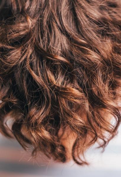 Estrague-o pela raiz: 10 hábitos não óbvios que estragam seu cabelo