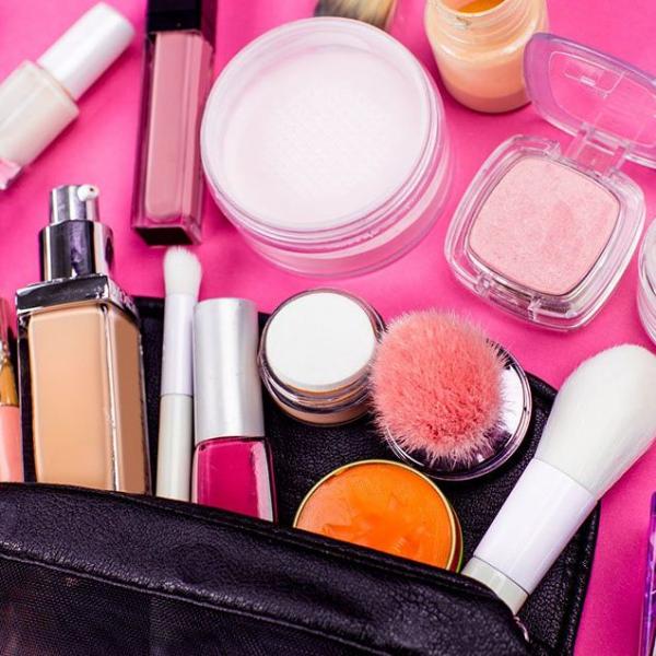 5 coisas que só as mulheres sovinas guardam na bolsa de maquiagem