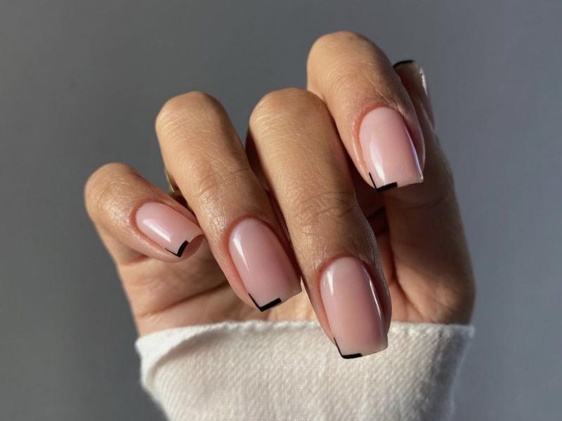 Unhas quadradas delicadas: design em tons pastéis