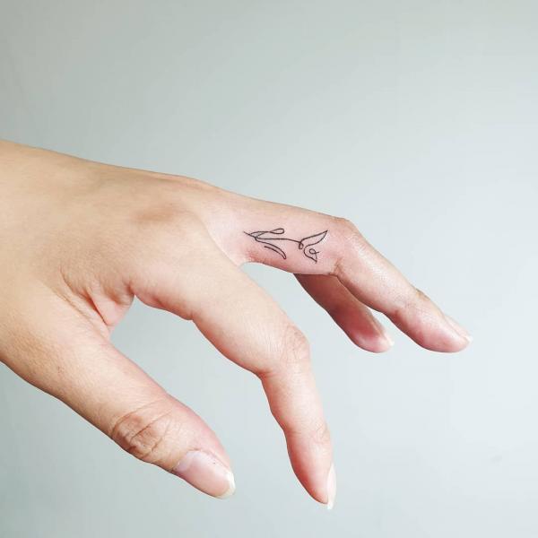 Ao contrário das tatuagens maiores, as tatuagens nos dedos são facilmente visíveis e nem sempre podem ser escondidas. Elas servem como lembretes constantes do que é importante para o usuário, seja um mantra, as iniciais de um ente querido ou um símbolo de força pessoal. As tatuagens nos dedos são uma declaração ao mundo de que o usuário não tem medo de ser diferente e de abraçar sua singularidade.