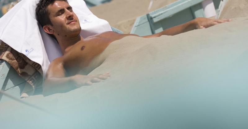 Psammoterapia: quais são os benefícios dos banhos de areia?
