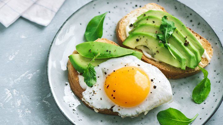 Um estudo recente realizado por uma equipe de cientistas revelou uma descoberta promissora: tomar um café da manhã cedo pode reduzir significativamente o risco de desenvolver diabetes. O estudo, que envolveu mais de 10.000 participantes, descobriu que as pessoas que tomavam o café da manhã até duas horas depois de acordar tinham um risco 35% menor de desenvolver diabetes em comparação com aquelas que tomavam o café da manhã mais tarde.