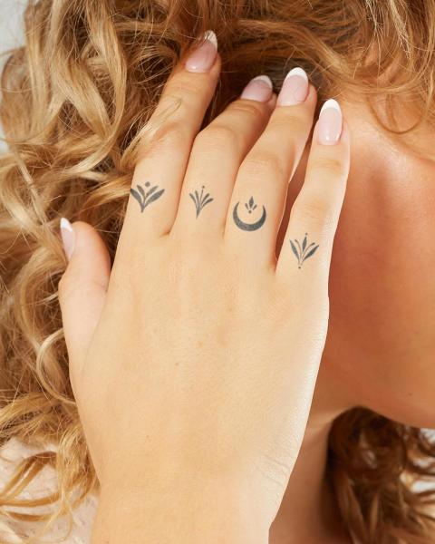 Tatuagens nos dedos: a tendência imodesta da mídia social está ganhando vida (20 ideias dentro)