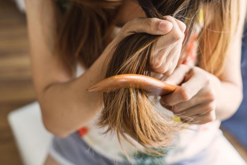 Cabelos quebradiços: 10 causas e tratamentos