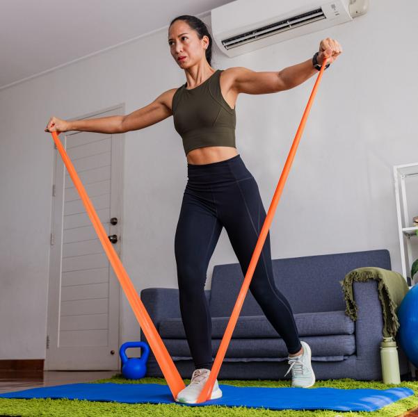 5 exercícios com uma faixa elástica: perca peso duas vezes mais rápido